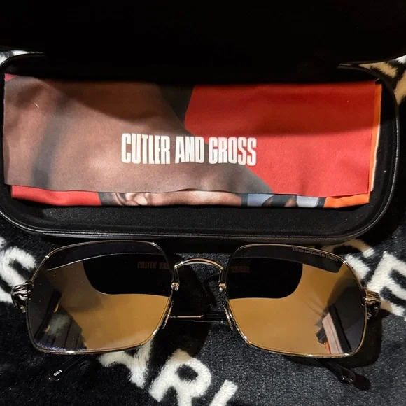NWT Cutler And Gross Unisex Black Sunglasses With Dust Cloth  display picture 2